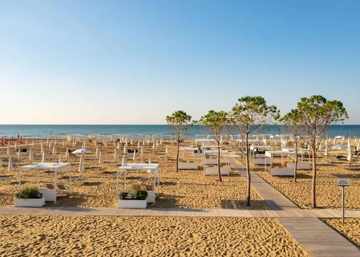 Bright With Sea View شقة *